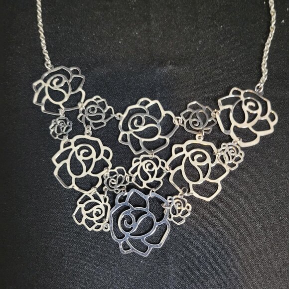 Silver Tone Laser Cut Stacked Roses Statement Necklace Costume Jewelry - Picture 2 of 4